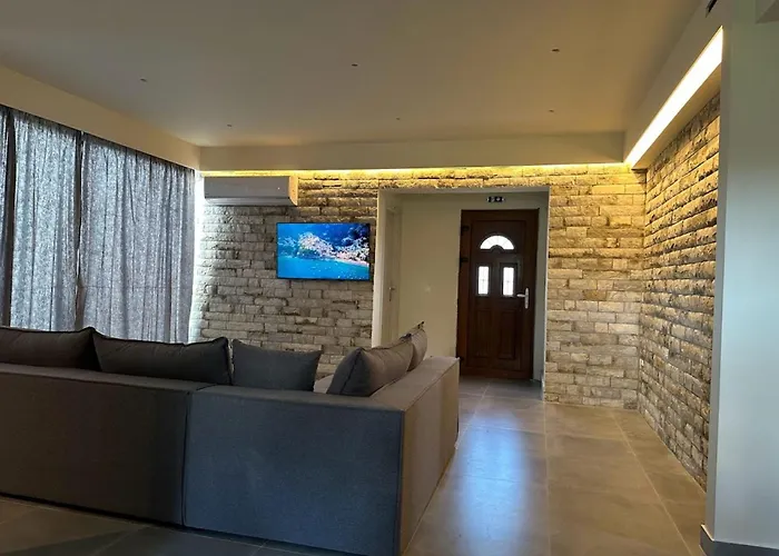 Aqua Luxury Suites By Estia
